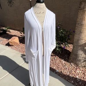 Long white maxi duster with pockets. Long sleeves. Lightweight. Size XL.